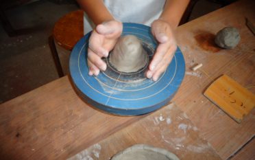 青少年育成部で親子陶芸教室を開催しました。