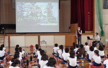 袋井東小学校で久努の松並木愛護会主催の歴史授業を開催しました。